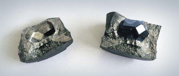 Ölen oğlunun küllerinden kolye yaptırdı