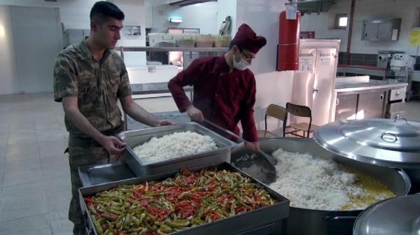 Dağlıca Taburu'nda asker kendi yemeğini kendi yapıyor