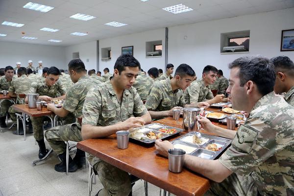 Dağlıca Taburu'nda asker kendi yemeğini kendi yapıyor