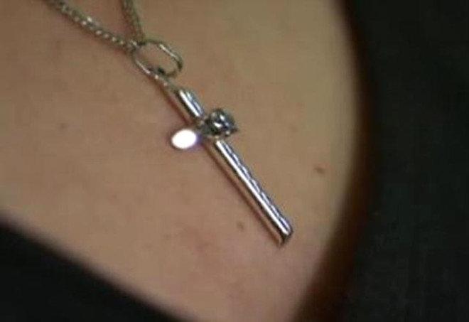 Ölen oğlunun küllerinden kolye yaptırdı