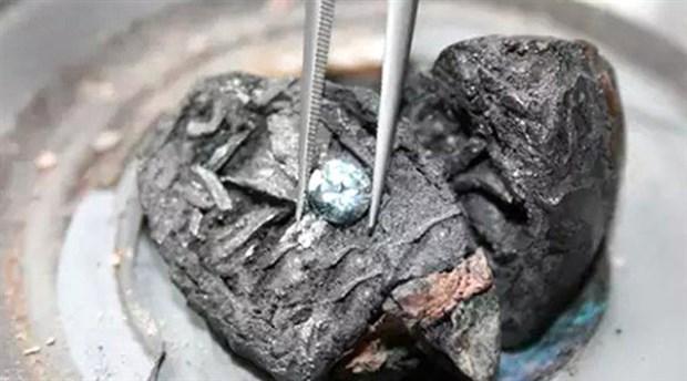 Ölen oğlunun küllerinden kolye yaptırdı