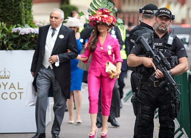 İngiltere'deki geleneksel at yarışında terör korkusu
