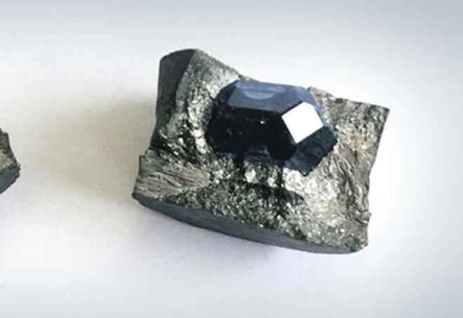 Ölen oğlunun küllerinden kolye yaptırdı