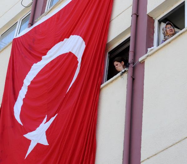 Bitlis şehidi hastaneden gözyaşlarıyla uğurlandı