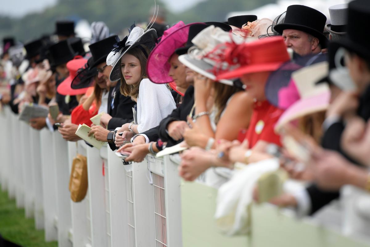 İngiltere'deki geleneksel at yarışında terör korkusu