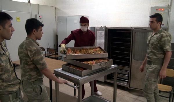 Dağlıca Taburu'nda asker kendi yemeğini kendi yapıyor