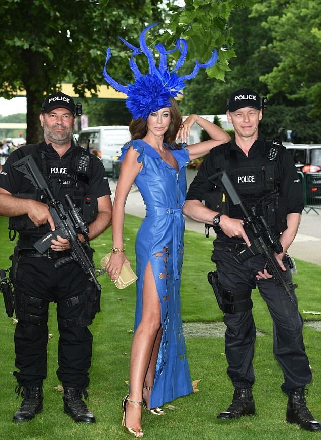 İngiltere'deki geleneksel at yarışında terör korkusu