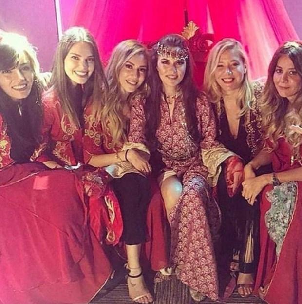 Fahriye Evcen kına gecesi yaptı