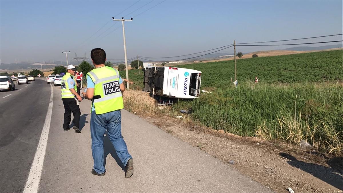 Susurluk'ta yolcu otobüsü devrildi