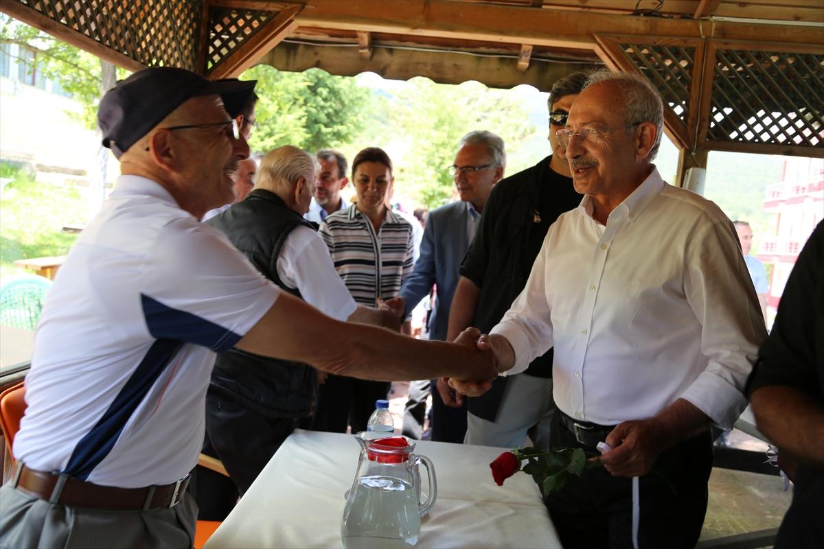 Kemal Kılıçdaroğlu Bolu'da vatandaşlarla bayramlaştı