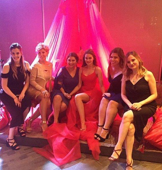 Fahriye Evcen kına gecesi yaptı