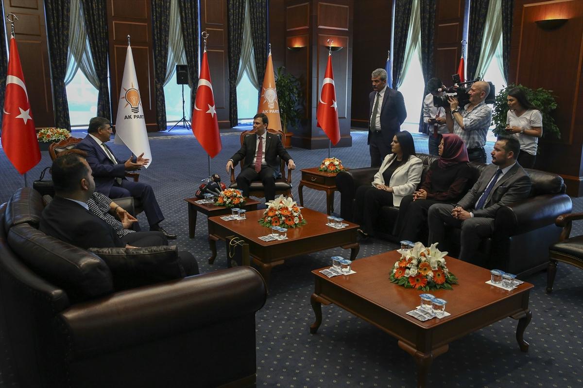 AK Parti-CHP bayramlaşmasında yürüyüş diyaloğu