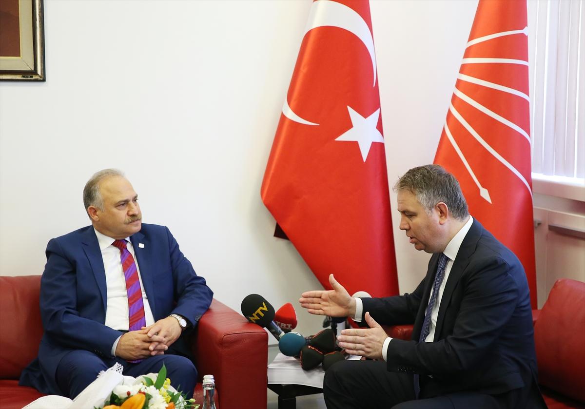 AK Parti-CHP bayramlaşmasında yürüyüş diyaloğu