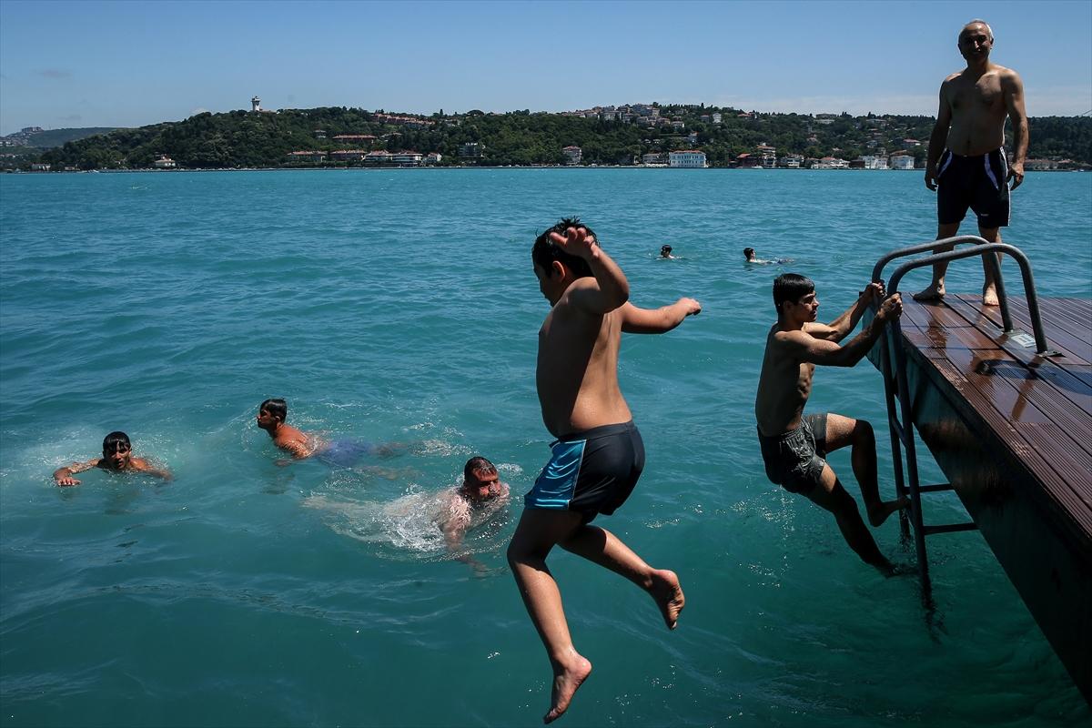 Boğaz'da serinleyen İstanbullular