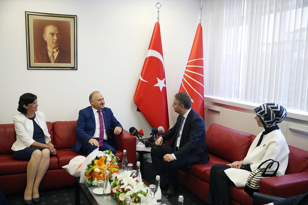 AK Parti-CHP bayramlaşmasında yürüyüş diyaloğu