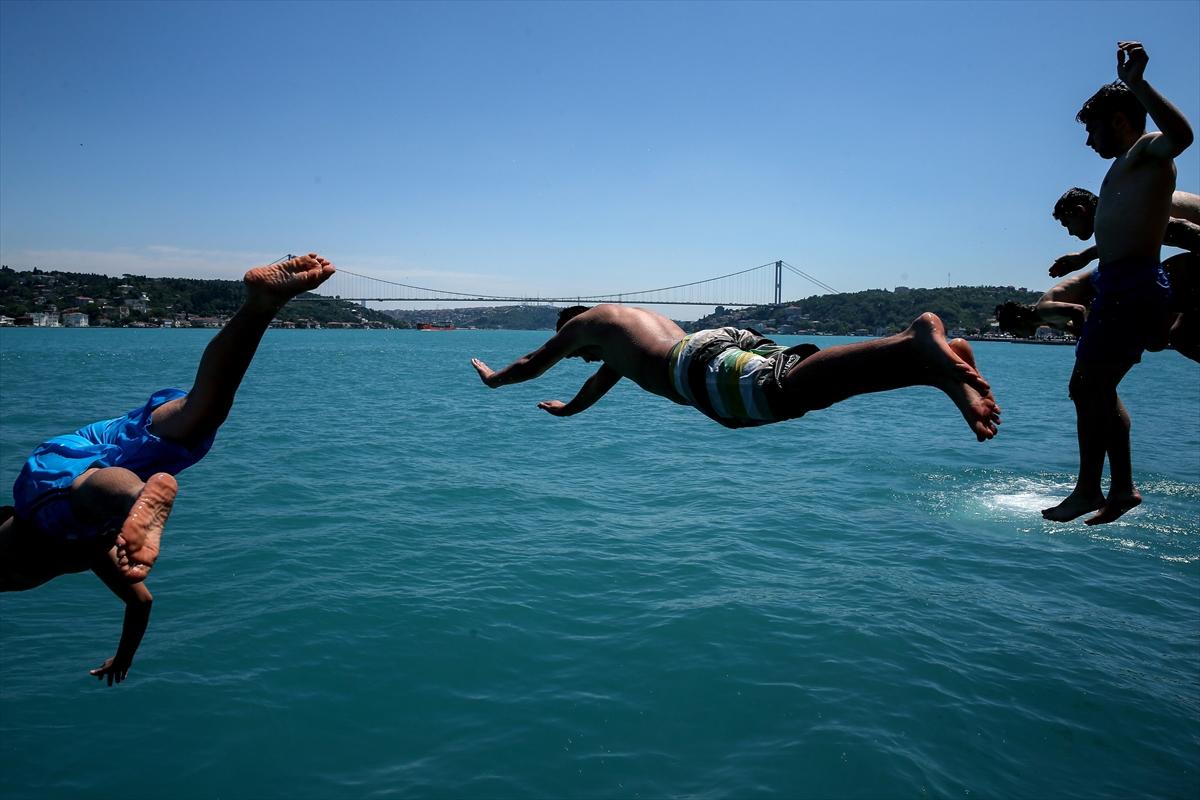 Boğaz'da serinleyen İstanbullular