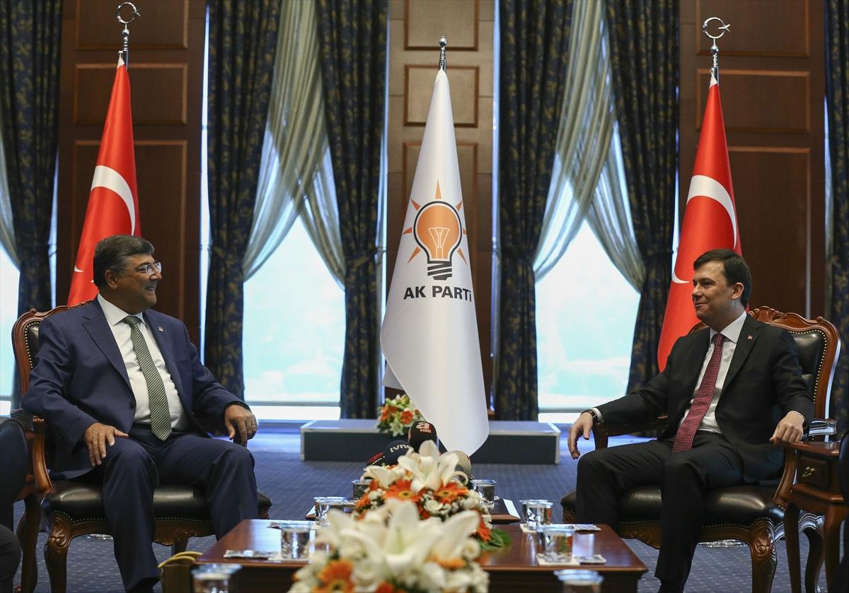 AK Parti-CHP bayramlaşmasında yürüyüş diyaloğu