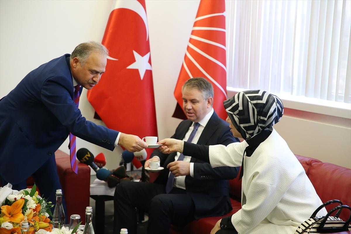AK Parti-CHP bayramlaşmasında yürüyüş diyaloğu