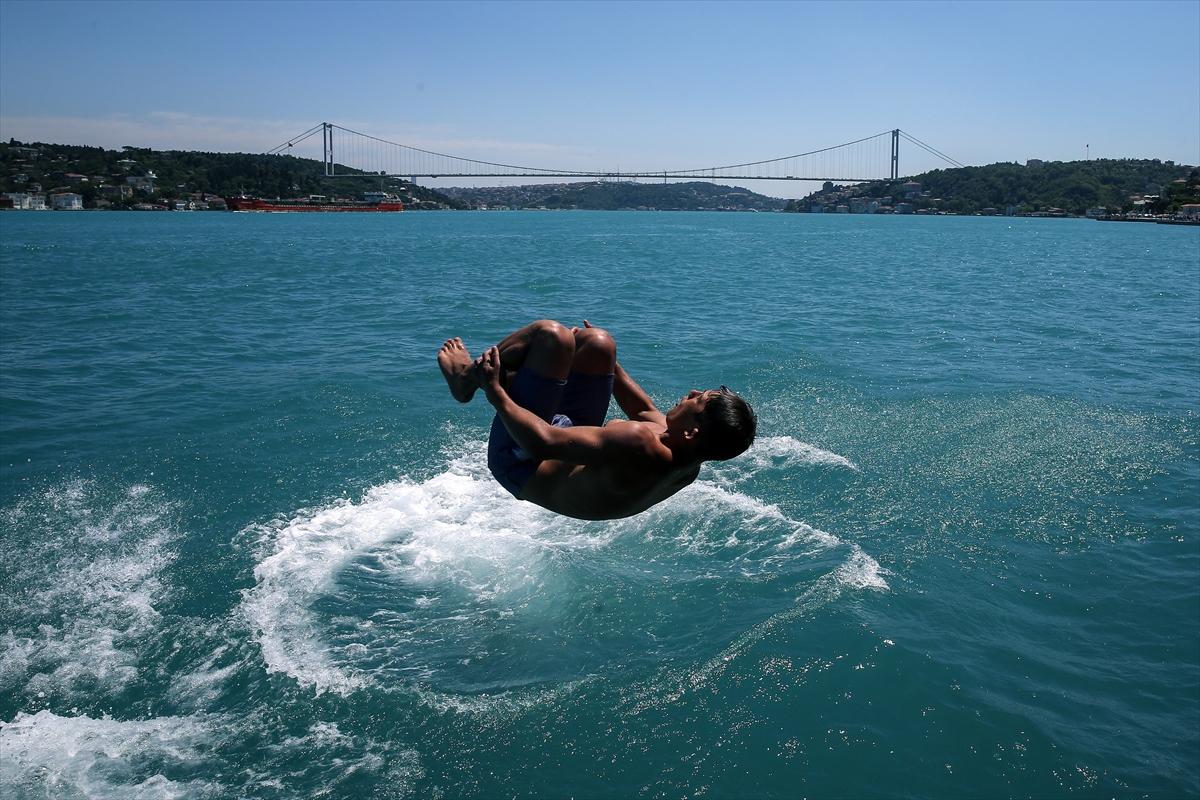 Boğaz'da serinleyen İstanbullular