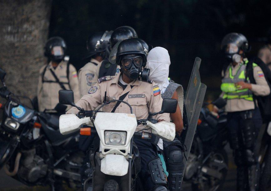 Venezuela'da Maduro karşıtlarının protestosu sürüyor