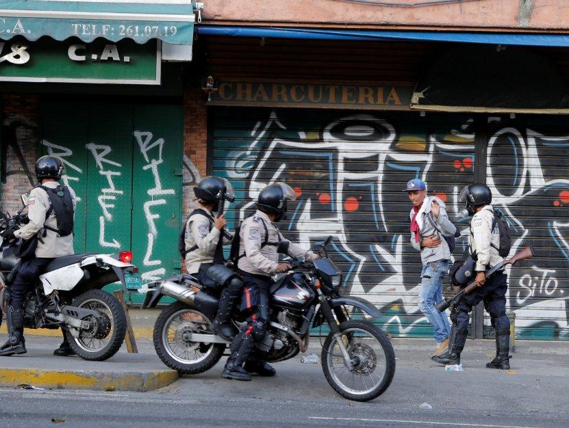 Venezuela'da Maduro karşıtlarının protestosu sürüyor