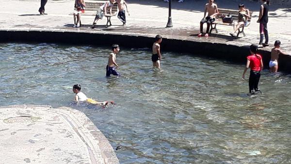 Diyarbakır'da sıcaktan bunalanlar surlara sığındı