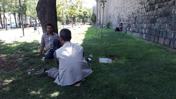 Diyarbakır'da sıcaktan bunalanlar surlara sığındı