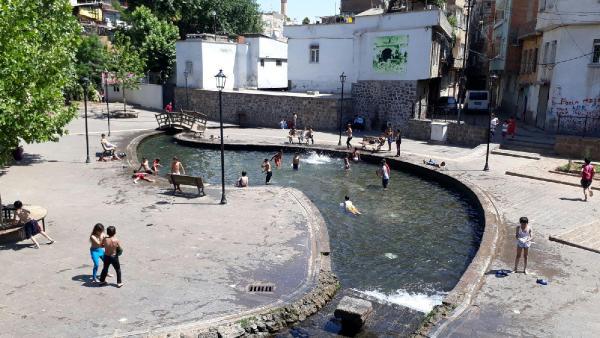 Diyarbakır'da sıcaktan bunalanlar surlara sığındı