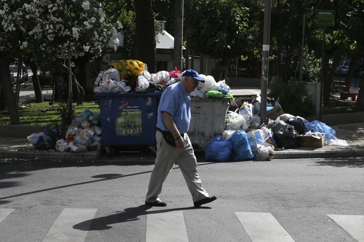 Atina sokaklarındaki çöp dağları büyüdü