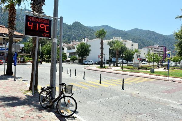 Marmaris'te tatilciler soluğu plajlarda aldı