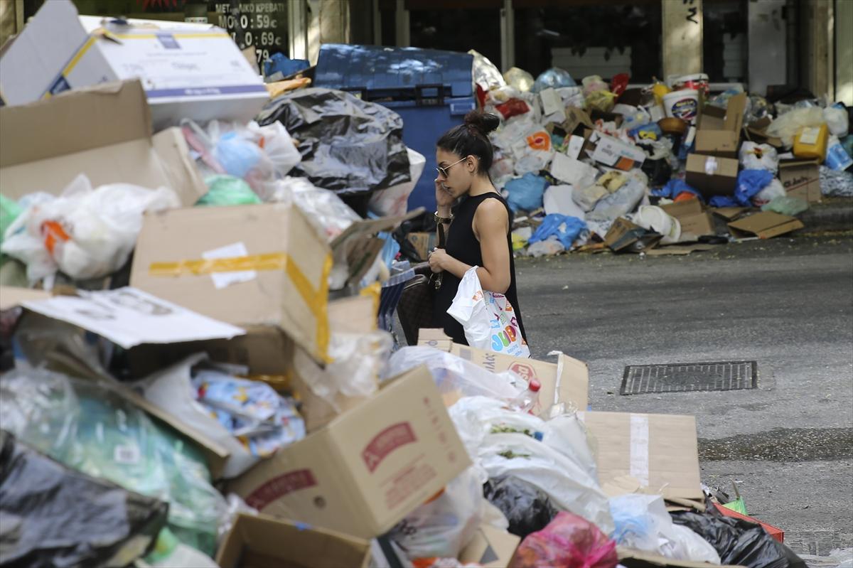 Atina sokaklarındaki çöp dağları büyüdü