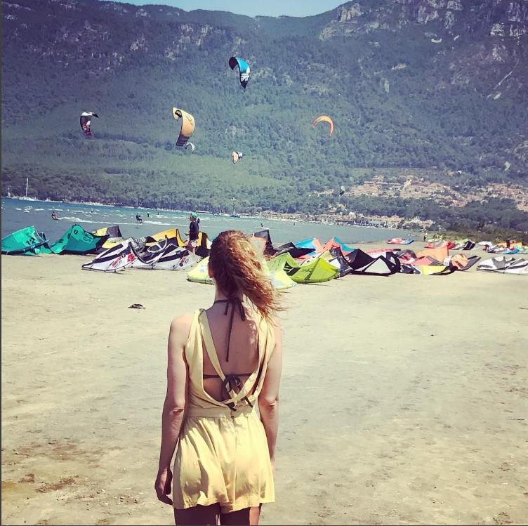 Gökçe Bahadır kitesurf yapıyor