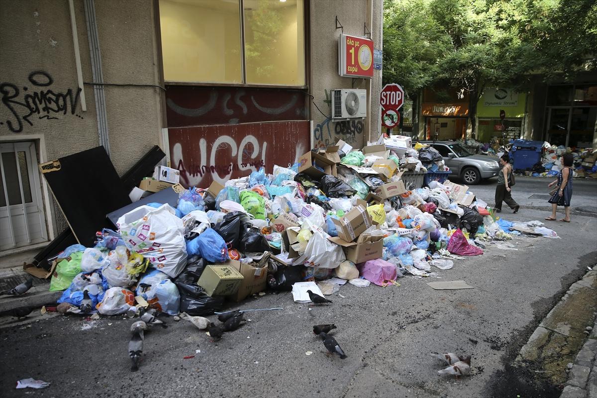Atina sokaklarındaki çöp dağları büyüdü