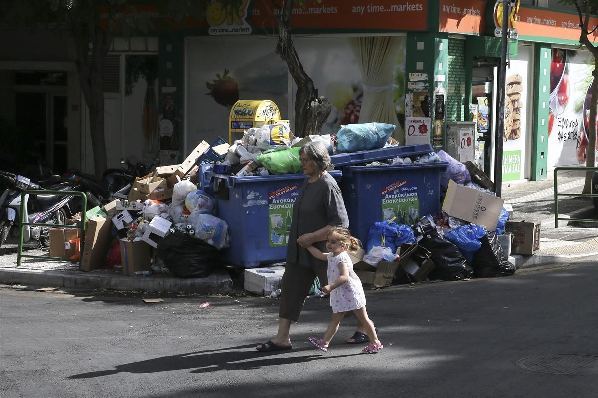 Atina sokaklarındaki çöp dağları büyüdü