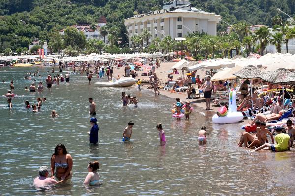 Marmaris'te tatilciler soluğu plajlarda aldı