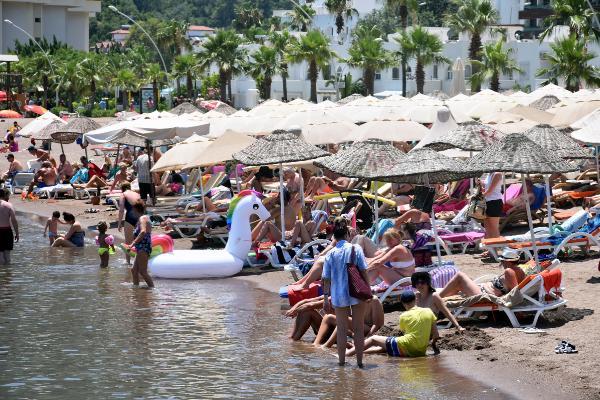 Marmaris'te tatilciler soluğu plajlarda aldı