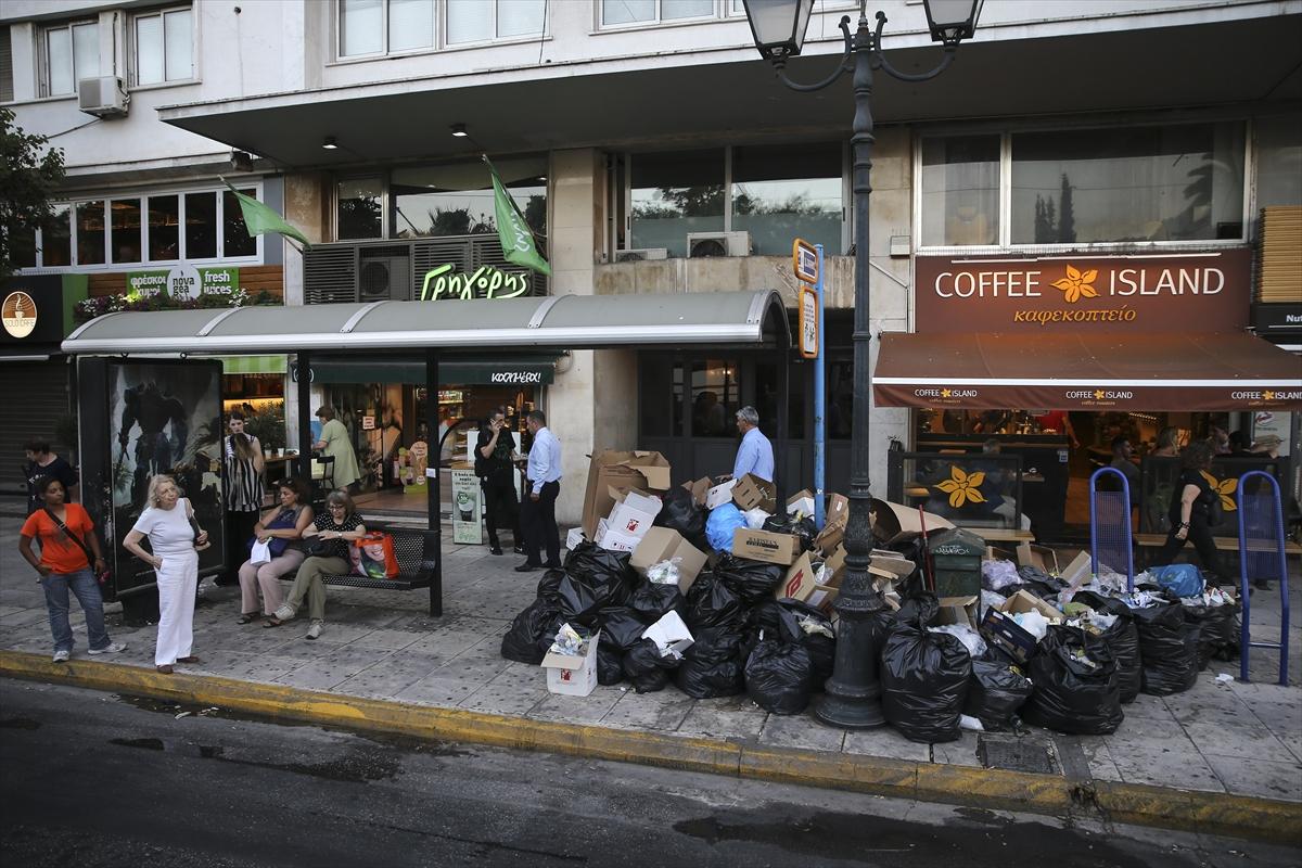 Atina sokaklarındaki çöp dağları büyüdü