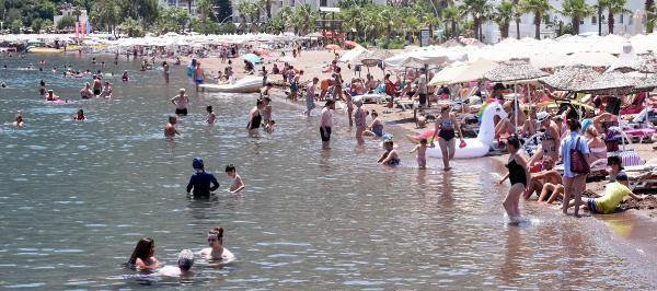 Marmaris'te tatilciler soluğu plajlarda aldı