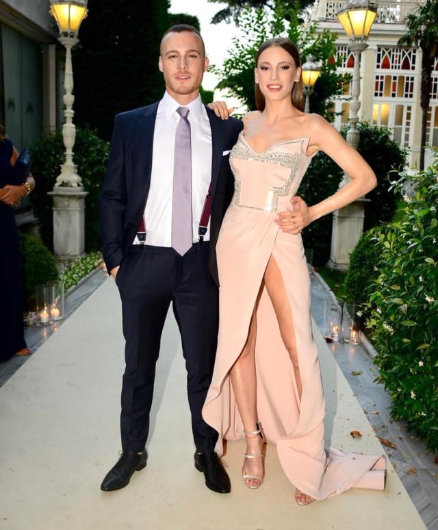 Serenay Sarıkaya kıyafeti düğüne damga vurdu