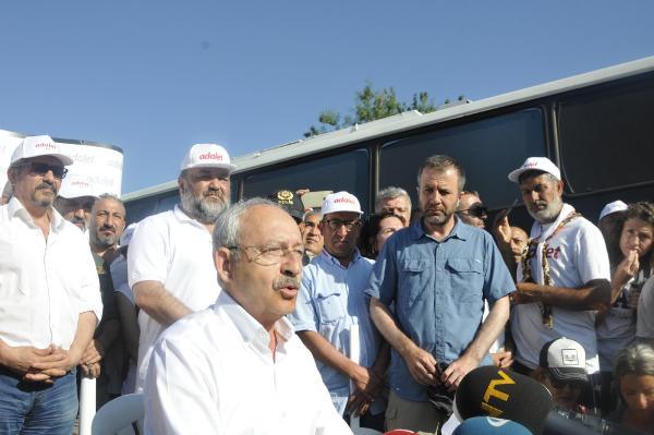 Kılıçdaroğlu ayet yazılı pankartla yürüdü