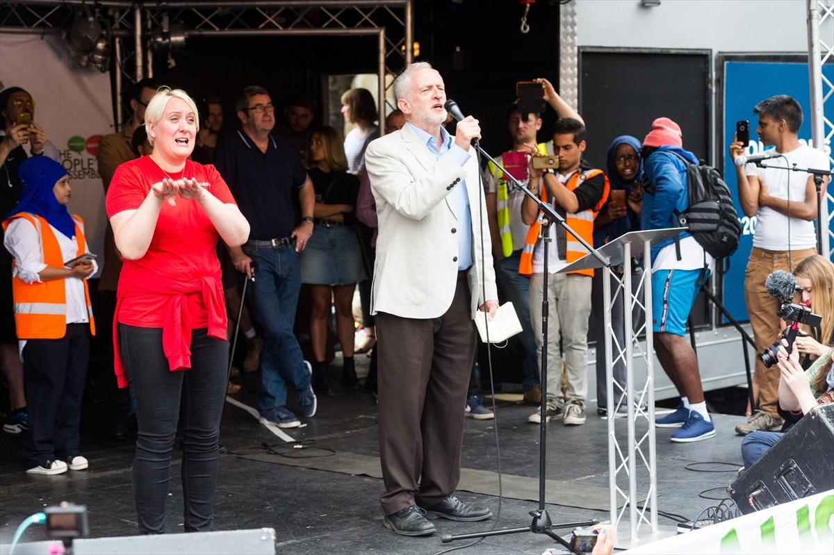 Londra'da hükümet protesto edildi