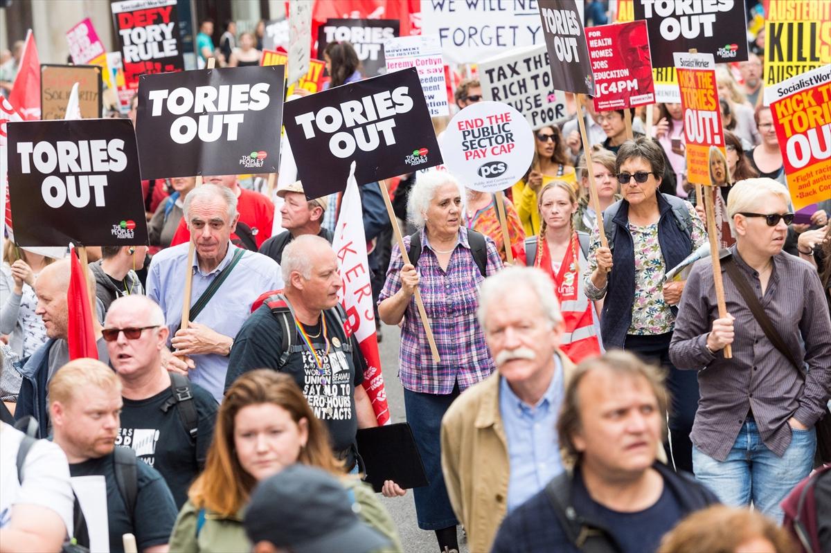 Londra'da hükümet protesto edildi