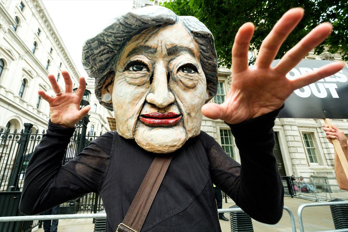 Londra'da hükümet protesto edildi