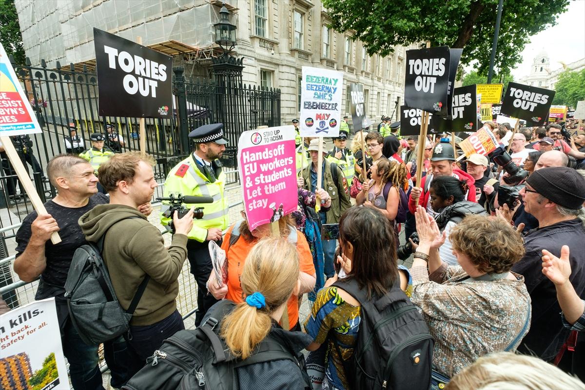 Londra'da hükümet protesto edildi