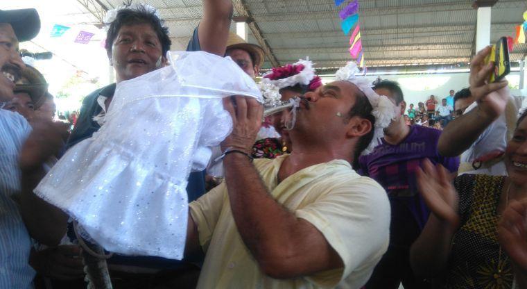 Timsahla evlenen belediye başkanı