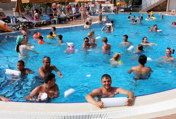 Antalya'da tatilcilerin buz yarışı