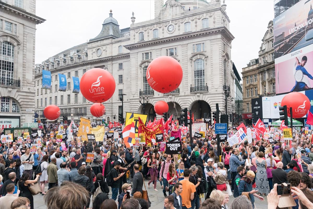 Londra'da hükümet protesto edildi