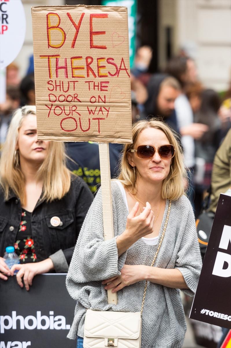 Londra'da hükümet protesto edildi