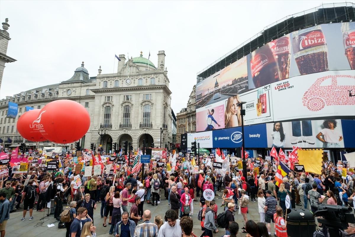 Londra'da hükümet protesto edildi