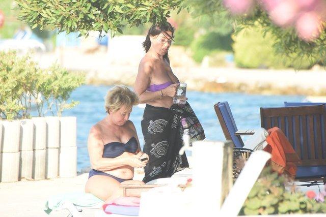 Nebahat Çehre bikinili görüntülendi